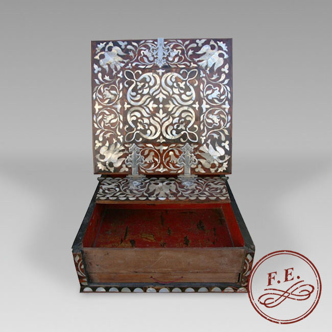 Caja-Nácar-concha-de-tortuga-herrajes-y-laca